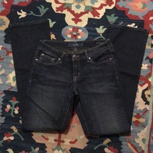 Jessica Simpson rocking curvy boot